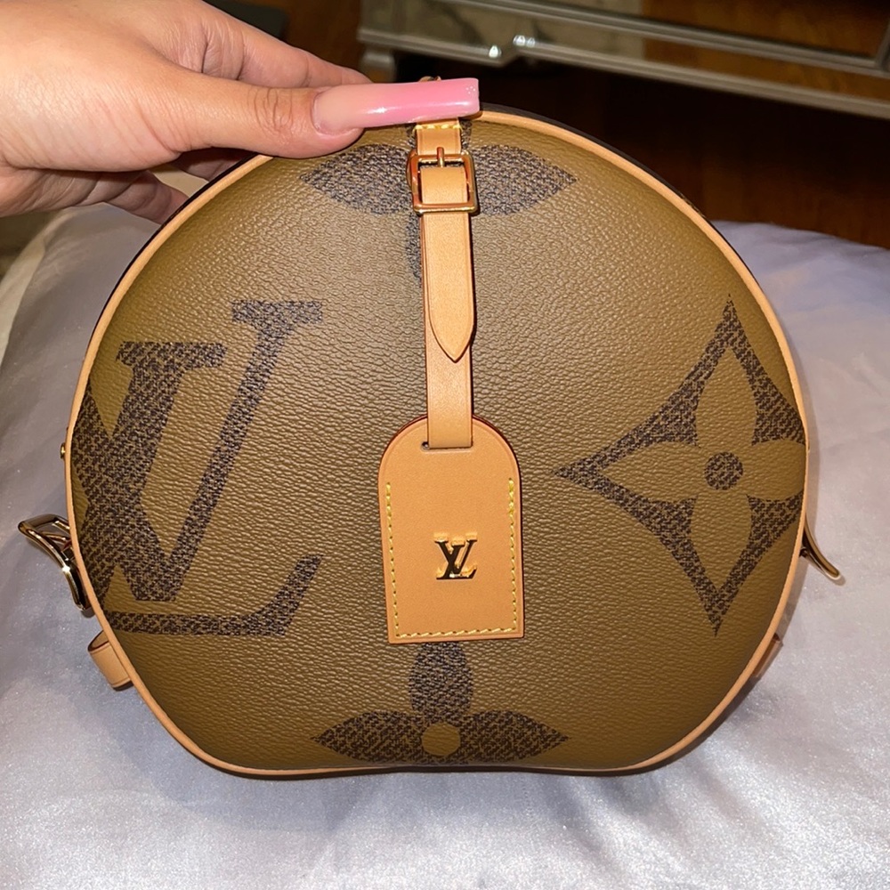 Reverse Monogram Giant Boite Chapeau Souple